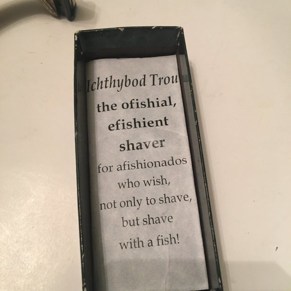 Vintage trout razor and Decorative Plate for Automobiles - Picture 4 of 15